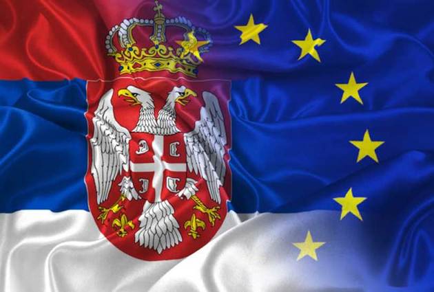 Bandera de Serbia y de la UE.